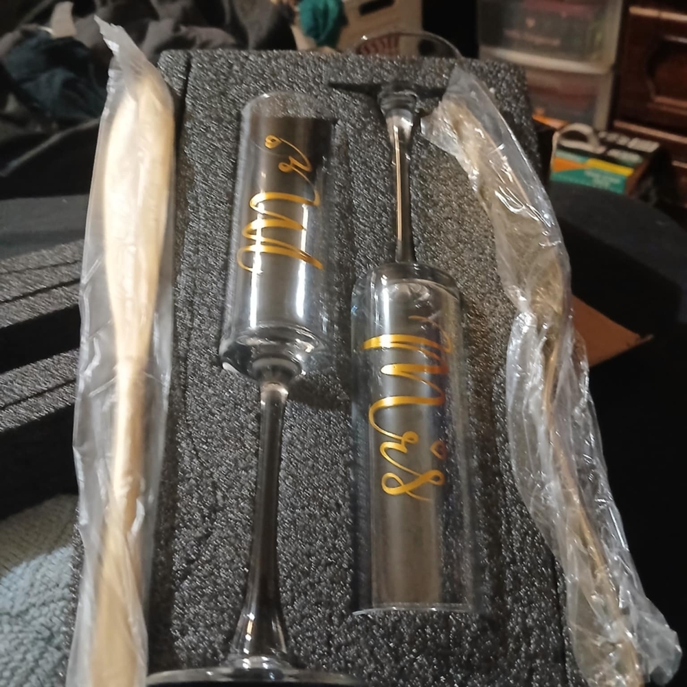 Elegant Mr. & Mrs. Champagne Flutes